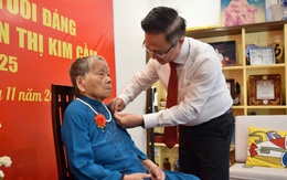 Phó bí thư Đặng Minh Thông trao Huy hiệu 70 năm tuổi Đảng cho cụ Trần Thị Kim Cầm