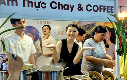 5 ngày hội ẩm thực chay trời mưa tầm tã nhưng bãi xe vẫn quá tải người đến thưởng thức