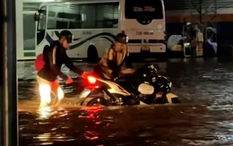 Cố lái xe qua đường ngập, hai thanh niên nẹt pô vẫn bị chết máy