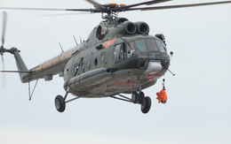 Xem trực thăng Trung đoàn Không quân 917 bay huấn luyện vớt người từ mặt biển