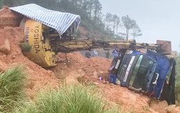 Hai người bị thương do lở núi xô nghiêng phương tiện khi đang dọn hiện trường sạt lở