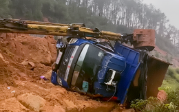 Sạt lở núi xô nghiêng máy múc và xe tải, hai công nhân bị thương