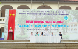 Thắp lửa đam mê nghề Y cho thế hệ học sinh