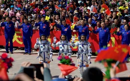 Trung Quốc hoãn đưa phi hành gia trở về Trái đất, nghi do mảnh vỡ không gian va chạm tàu vũ trụ