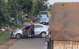 Ô tô chắn ngang đường, cô gái phải nhờ tài xế xe tải quay đầu giúp
