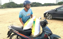 Dân Nha Trang ùn ùn ra biển xúc cát về nhà chống bão Kalmaegi