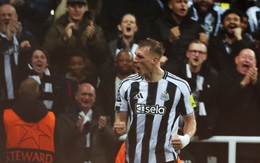 Dan Burn của Newcastle gây sốt với siêu phẩm bằng đầu ở Champions League