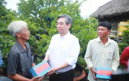 Phó bí thư Thành ủy TP.HCM Nguyễn Phước Lộc động viên nông dân làng mai vàng Bình Lợi