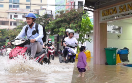 Triều cường kỷ lục bủa vây các tuyến đường, trường học, bệnh viện tại Cần Thơ