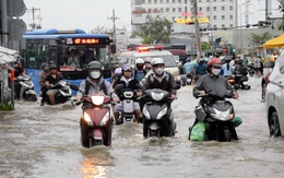 Nhiều tuyền đường lớn ở Bình Chánh, TP.HCM ‘chìm’ trong triều cường giờ tan tầm