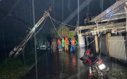 Bão Kalmaegi đang suy yếu nhanh, hàng trăm ngôi nhà tốc mái, cây xanh, trụ điện đổ la liệt