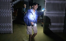 Bão vừa qua, lũ dâng lút mái nhà, dân không kịp trở tay