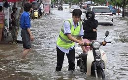 Triều cường lập đỉnh tại TP.HCM, bạn trẻ lập đội hình tình nguyện giúp dân vượt ngập an toàn