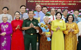 Phường Cầu Kiệu, TP.HCM trao Huy hiệu Đảng cho 30 đảng viên đợt 7-11