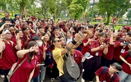 Tiết học ngoài trời sôi động của sinh viên Trường ĐH Nguyễn Tất Thành và ca sĩ Phạm Anh Khoa