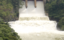 Điều tiết nước qua tràn, chủ động ứng phó với với bão số 13