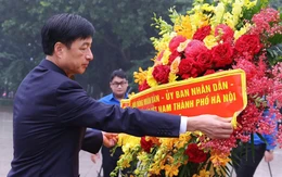 Bí thư Hà Nội Nguyễn Duy Ngọc dâng hoa tại tượng đài Lênin kỷ niệm Cách mạng Tháng 10 Nga
