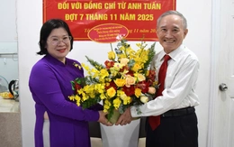 Bà Văn Thị Bạch Tuyết trao Huy hiệu 40 năm tuổi Đảng cho nguyên bí thư chi bộ Tổng lãnh sự quán