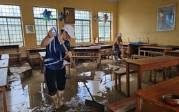 Sau bão Kalmaegi, người dân và giáo viên 'đánh vật' với bùn non, rác rến