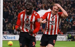 Ghi siêu phẩm phút 90+4, Sunderland cắt đứt mạch chiến thắng của Arsenal