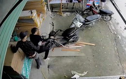 Chàng trai ngơ ngác bật ngửa khi bị xe máy điện không người lái tông