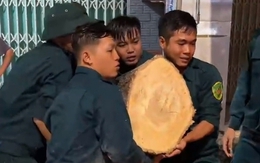 Cây xanh kéo ngã cột điện, đè xe máy trong dông lốc tại Phú Giáo, TP.HCM