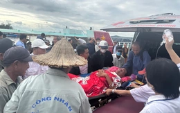 Tàu khách đưa một người ở Lý Sơn sống sót kỳ diệu vào đất liền điều trị