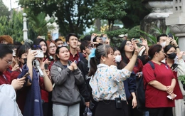 Sinh viên Trường đại học Nguyễn Tất Thành vừa học nghề, vừa học sử tại lăng Ông Bà Chiểu