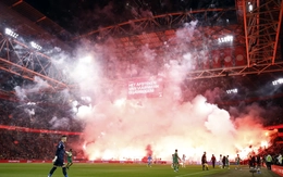 Ajax phải hủy bỏ trận đấu vì màn pháo sáng