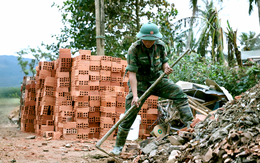 Thần tốc xây lại nhà cho dân bị lũ giật sập