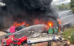 Cháy kho bãi nhựa đường ở Đà Nẵng, khói đen cuồn cuộn bao phủ