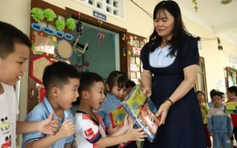 Học sinh mầm non vùng lũ Hòa Thịnh rộn ràng trở lại trường với sách giáo khoa, đồ chơi mới