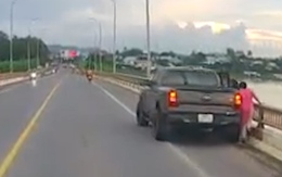Lập biên bản nữ tài xế dừng xe bán tải trên cầu gây cản trở giao thông
