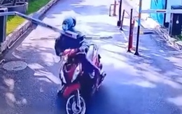 Cô gái tông gãy barie một cách khó hiểu