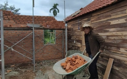 Công an xác minh dấu hiệu hành hạ con đối với người cha xích chân con gái