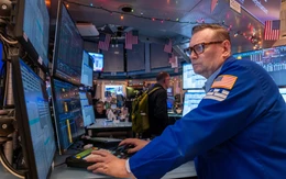 Chứng khoán Mỹ lập đỉnh sau khi Fed hạ lãi suất và 'con chim hoàng yến trong mỏ than'