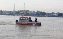 Ca nô tông đò ngang trên sông Tiền, người lái đò rơi xuống sông mất tích
