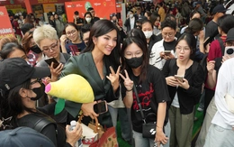 Kim Tuyến trong vòng vây người hâm mộ tại Ngày của Phở