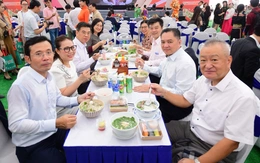 Ngày của Phở đón đoàn khách đặc biệt đến dùng bữa sáng