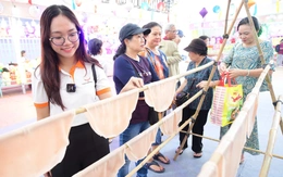 Rộn ràng check-in, xem tráng bánh và nồi nước lèo đang sôi ngay tại Ngày của Phở