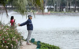 Người dân thủ đô ra ngoài 'hít hà' sau chuỗi ngày ô nhiễm cảnh báo tím