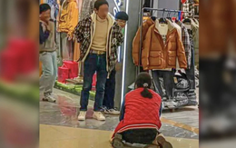 Trung Quốc: Vợ quỳ gối xin chồng mua áo khoác hơn 1 triệu đồng