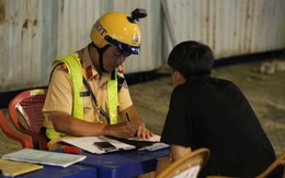 Bảo vệ quán bida uống nửa lon bia, chạy xe máy đi mua mồi bị cảnh sát giao thông Hàng Xanh xử lý