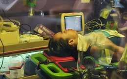 VĐV marathon Ngọc Hoa ngất xỉu, lên xe cấp cứu ở SEA Games 33