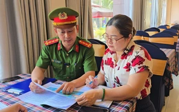 Công an phường Thủ Đức 'đến từng khu trọ, gõ từng khách sạn' tuyên truyền đăng ký cư trú