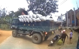 Chàng trai nhanh chân cứu người phụ nữ 'lì đòn' trước xe tải lùi