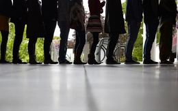 Nghề xếp hàng chuyên nghiệp: Thời gian là vàng, ai mua thì bán