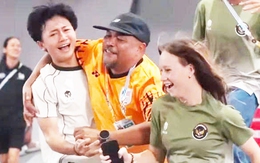 Fan ngạc nhiên khi HLV Malaysia ôm VĐV Indonesia... mừng HCV SEA Games 33