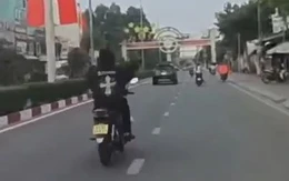 Buông hai tay khi chạy xe máy, nam sinh ở TP.HCM bị tịch thu xe