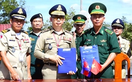 Tiếp nhận 63 công dân từ Campuchia qua cửa khẩu Hoa Lư, đa số từ cơ sở lừa đảo trực tuyến